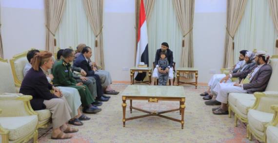 الرئيس المشاط يلتقي والد الطفل الذي اعتدى عليه جندي في البلدية